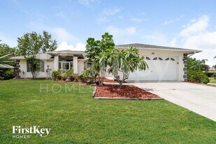 300 SE 16th St in Cape Coral, FL - Building Photo