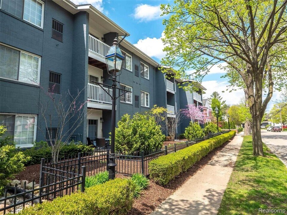 662 Purdy St, Unit 217 in Birmingham, MI - Building Photo