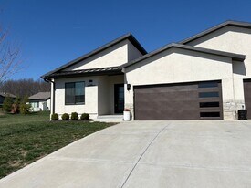 104-106 Oakwood Ct in Raymore, MO - Building Photo