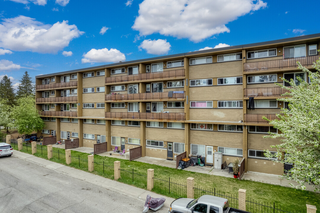 Heritage Gardens in Calgary, AB - Building Photo