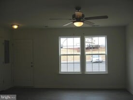 21 Darien Dr in Bunker Hill, WV - Building Photo