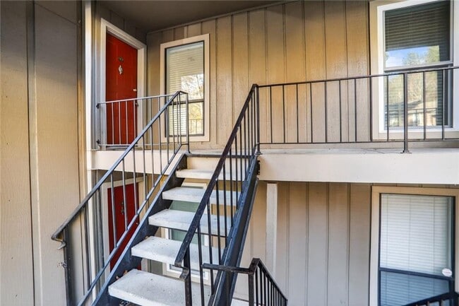 8740 Roswell Rd in Sandy Springs, GA - Foto de edificio - Building Photo