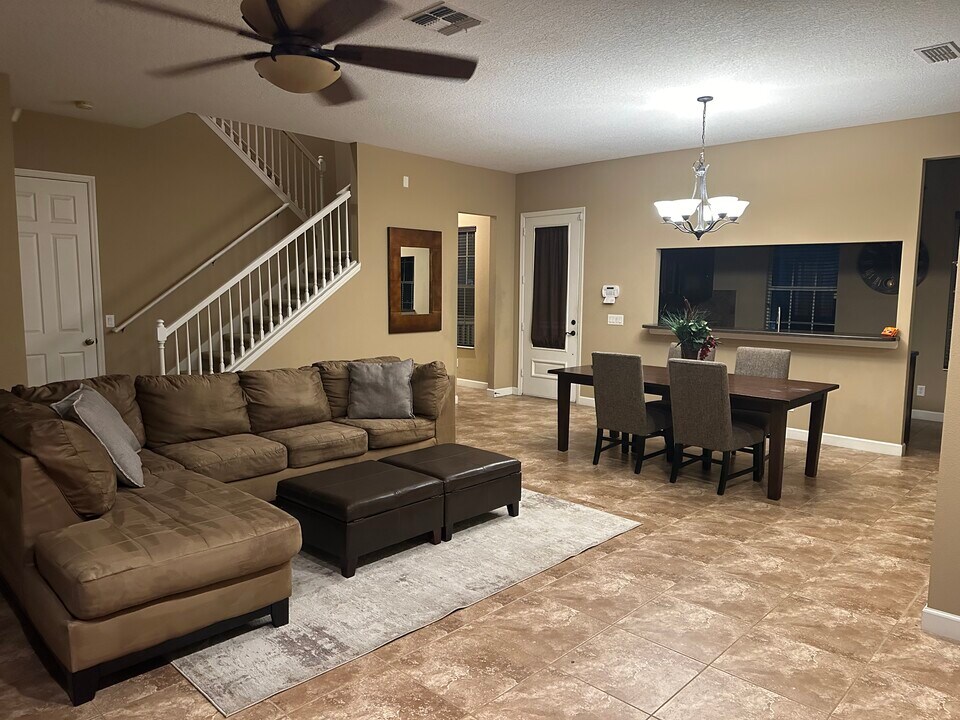 1543 Fairview Cir in Reunion, FL - Building Photo