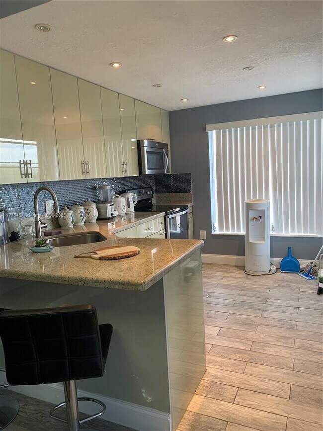 property at 4154 Inverrary Dr
