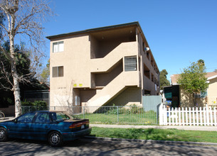 14239 Gilmore St in Van Nuys, CA - Foto de edificio - Building Photo