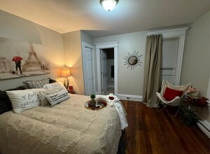 208 Buckingham St, Unit Apartment 1 in Waterbury, CT - Building Photo - Building Photo