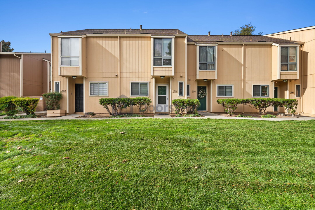 9005 Alcosta Blvd in San Ramon, CA - Foto de edificio