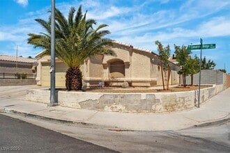 8200 Cimarron Ridge Dr in Las Vegas, NV - Building Photo - Building Photo