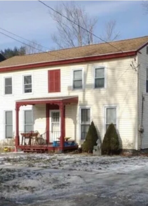 35 Main St in Laurens, NY - Building Photo