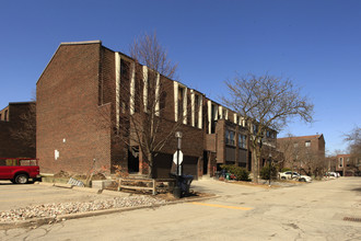 1-99 Spire Hillway in Toronto, ON - Building Photo - Building Photo