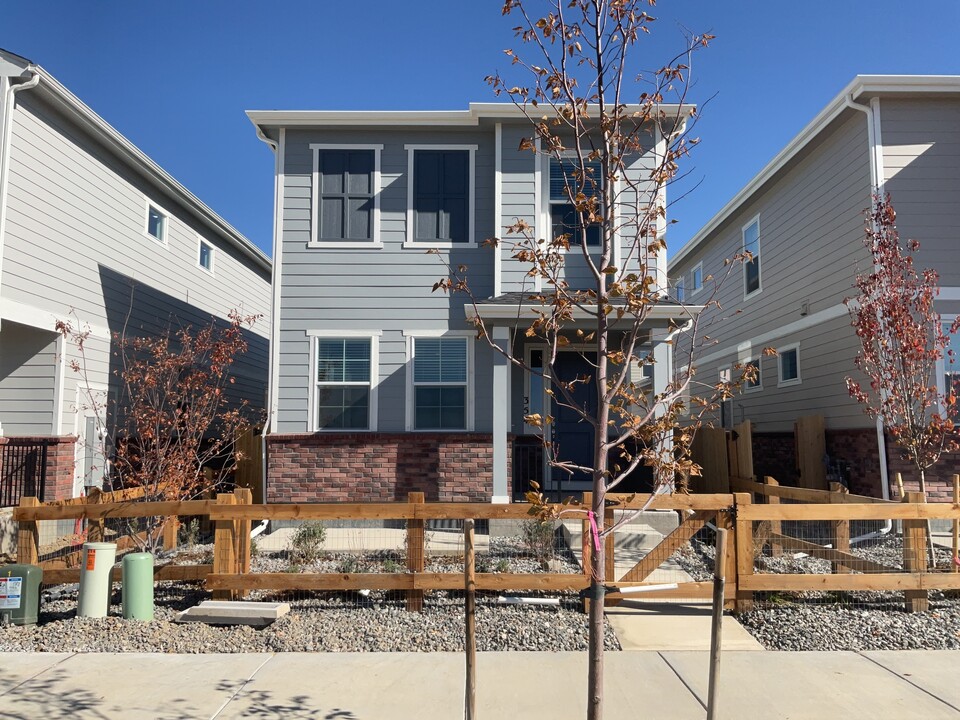 354 N Addison Way in Aurora, CO - Foto de edificio