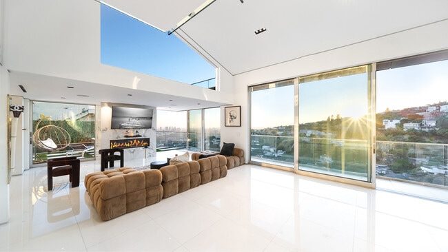 1623 Viewmont Dr in Los Angeles, CA - Building Photo - Building Photo