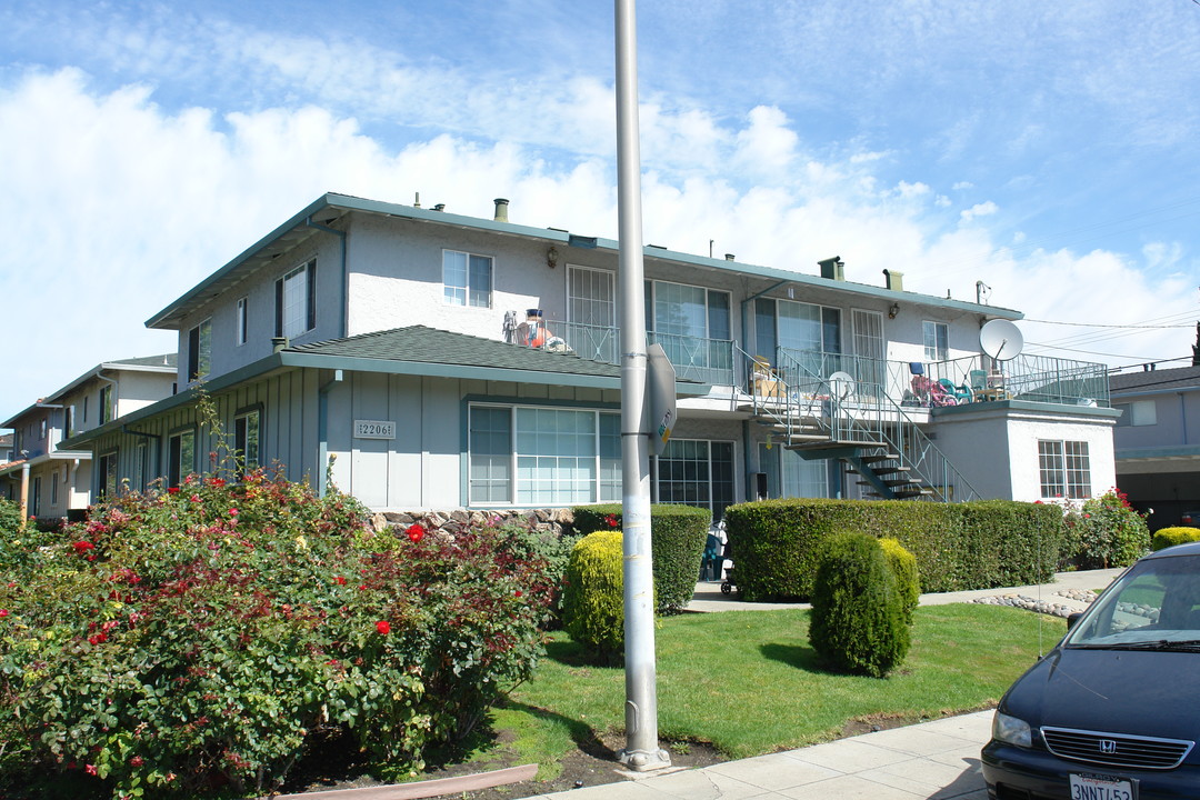 2206 A-D Deborah Dr in Santa Clara, CA - Foto de edificio