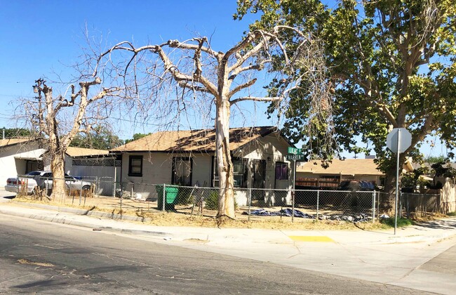 701 Lilac St in Bakersfield, CA - Building Photo - Building Photo