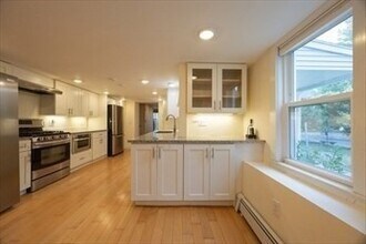 18 Beacon Pl in Melrose, MA - Foto de edificio - Building Photo