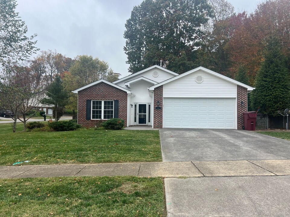 201 Allison Ln in Johnson City, TN - Building Photo