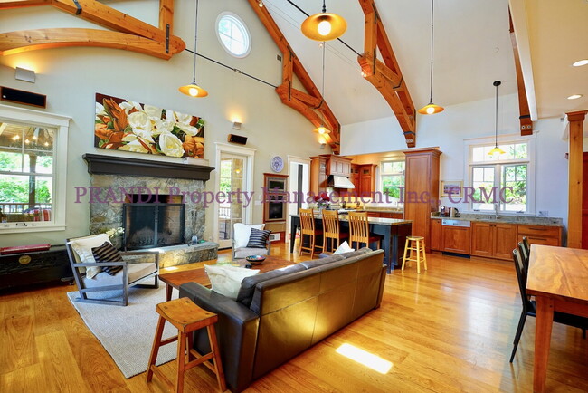 75 Marguerite Ave in Mill Valley, CA - Foto de edificio - Building Photo