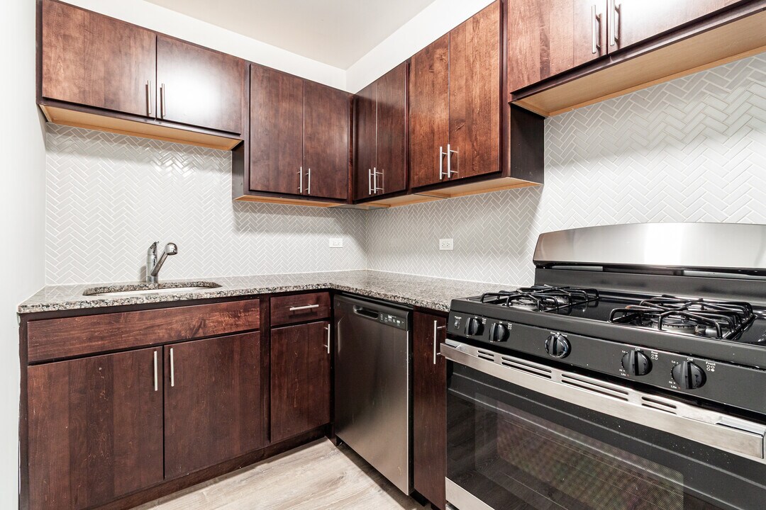 527 W Surf St, Unit 519 in Chicago, IL - Building Photo