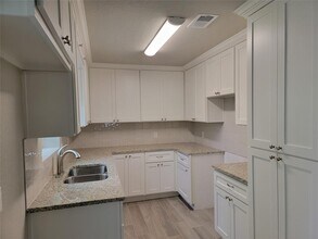 1211 Crestmont St in Wharton, TX - Building Photo - Building Photo