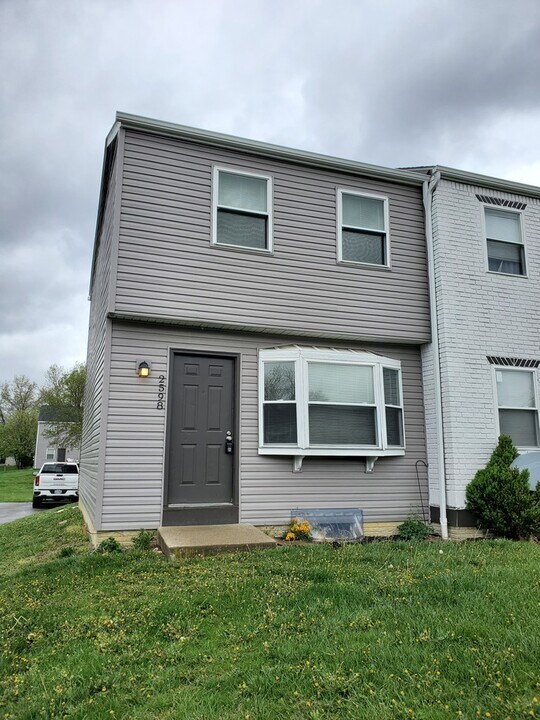 2598 Sawbury Blvd in Columbus, OH - Building Photo