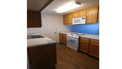 923-947 NW Claypool St in Prineville, OR - Foto de edificio - Building Photo