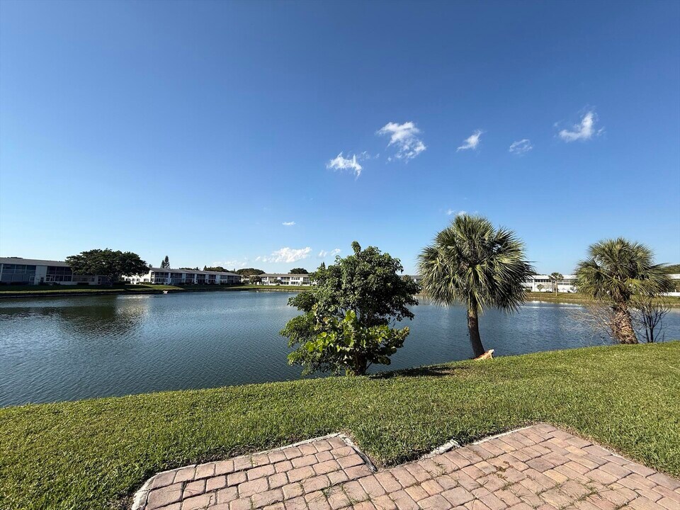 111 Chatham E in West Palm Beach, FL - Building Photo