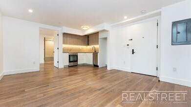 Montrose Avenue, Unit 303 in Brooklyn, NY - Foto de edificio - Building Photo