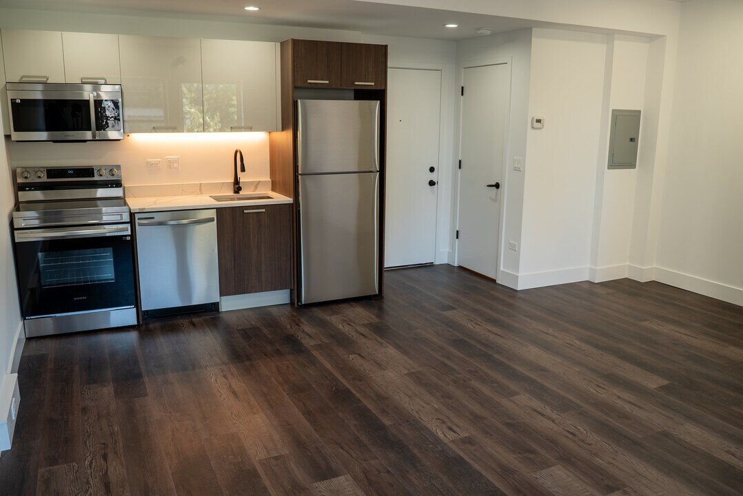 1555 W Hollywood Ave, Unit 313 in Chicago, IL - Building Photo