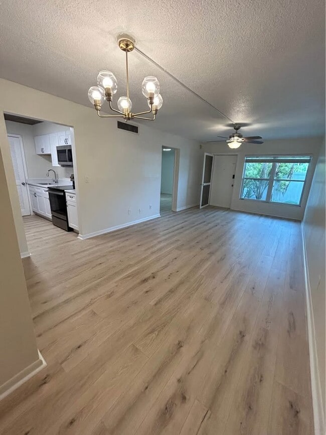 1799 N Highland Ave, Unit E103 in Clearwater, FL - Building Photo - Building Photo