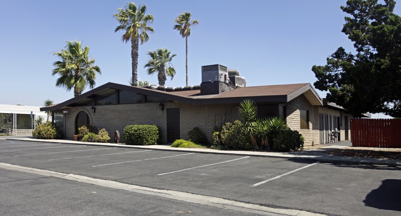 Rancho Rialto in Rialto, CA - Foto de edificio