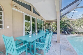 619 98th Ave N in Naples, FL - Foto de edificio - Building Photo