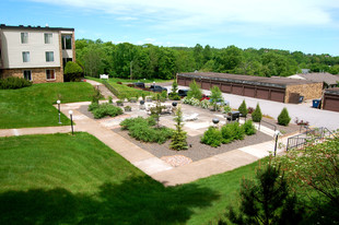 Highland Chateau in Duluth, MN - Building Photo