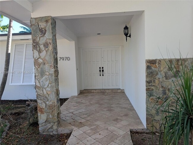 7970 SW 146th St in Palmetto Bay, FL - Foto de edificio - Building Photo