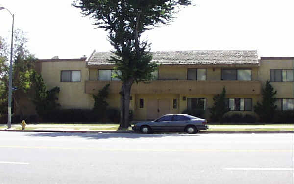 17204 Chatsworth St in Granada Hills, CA - Foto de edificio - Building Photo