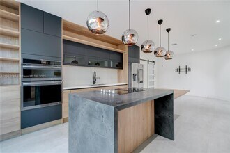 11583 NW 69th Terrace in Doral, FL - Building Photo - Building Photo