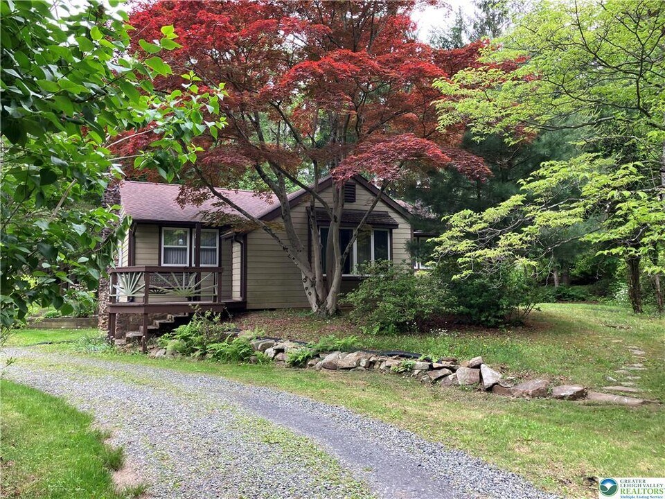 7450 St Peters Rd in Macungie, PA - Building Photo