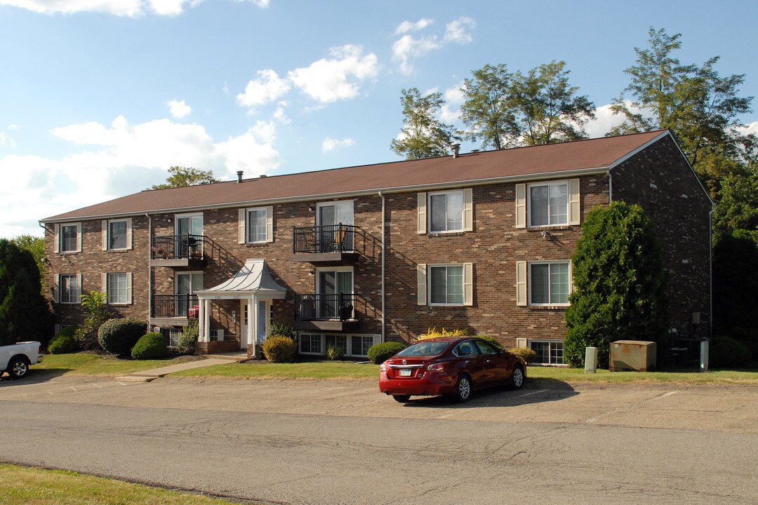 6109 Patrick Henry Dr in Aliquippa, PA - Foto de edificio