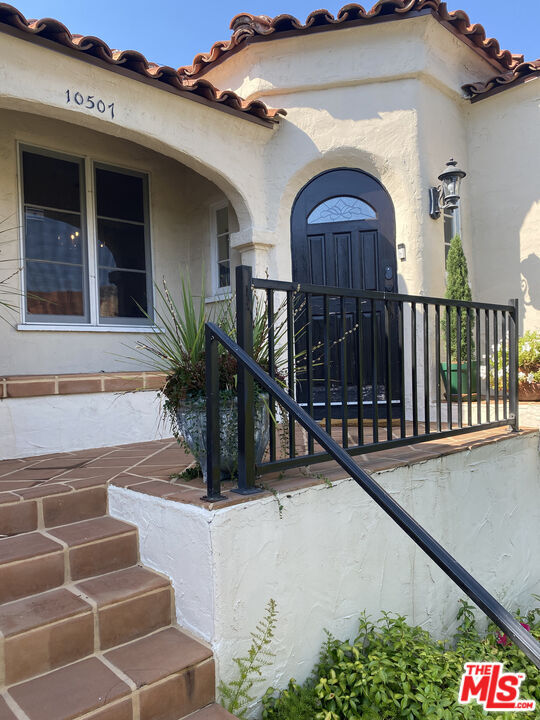 10507 Eastborne Ave in Los Angeles, CA - Building Photo - Building Photo
