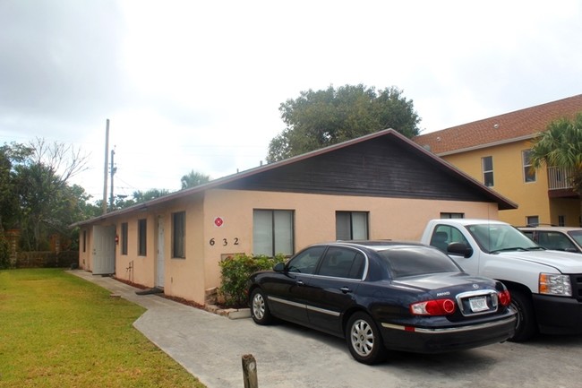 632 57th St in West Palm Beach, FL - Foto de edificio - Building Photo