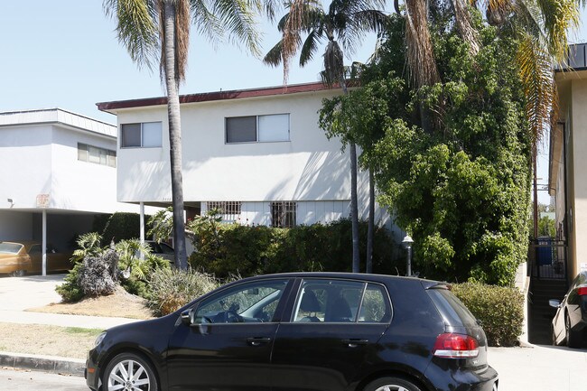 3658 Mentone Ave in Los Angeles, CA - Foto de edificio - Building Photo