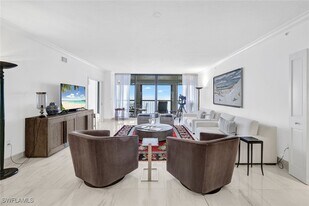 8171 Bay Colony Dr in Naples, FL - Building Photo