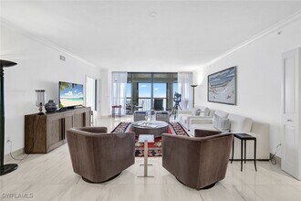 8171 Bay Colony Dr in Naples, FL - Building Photo - Building Photo