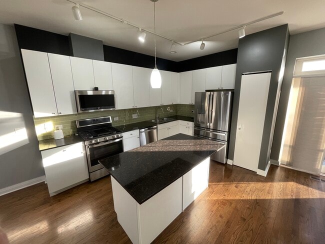 630 W 16th St, Unit 2 in Chicago, IL - Foto de edificio - Building Photo