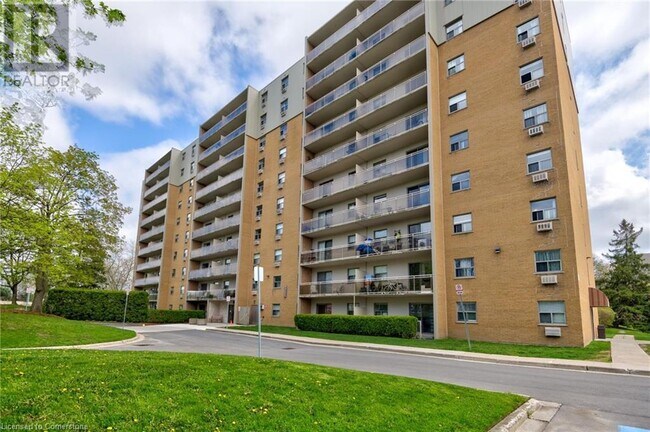 931 Wonderland Rd S in London, ON - Building Photo - Building Photo