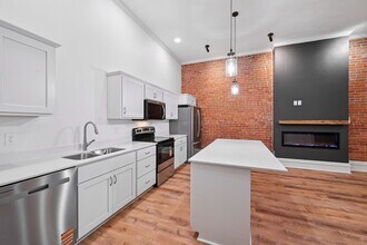 105 E Bremer Ave in Waverly, IA - Building Photo - Building Photo