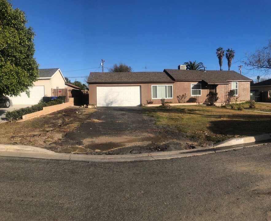 9607 Laurel Ave in Fontana, CA - Foto de edificio