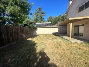 560 Clover Dr in Turlock, CA - Building Photo - Building Photo