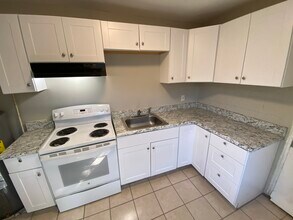 1557 Van Dorn St in Mobile, AL - Foto de edificio - Building Photo