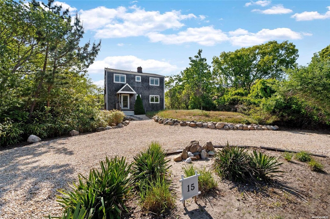 15 Pine Way in Amagansett, NY - Building Photo