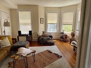 242 Brown St, Unit 242 in Waltham, MA - Building Photo - Building Photo